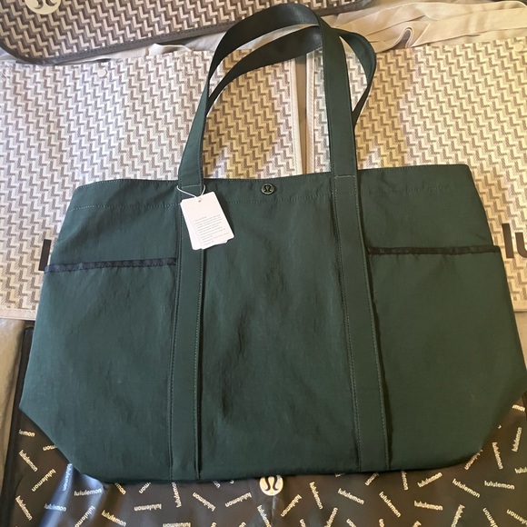 lululemon athletica Handbags - NWT Lululemon Daily Multi-Pocket Tote, 20 L, Rainforest Green/Black
